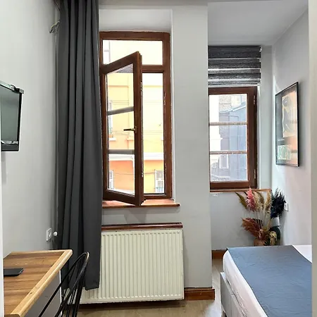 Perahomes Well-lit Flat Daire